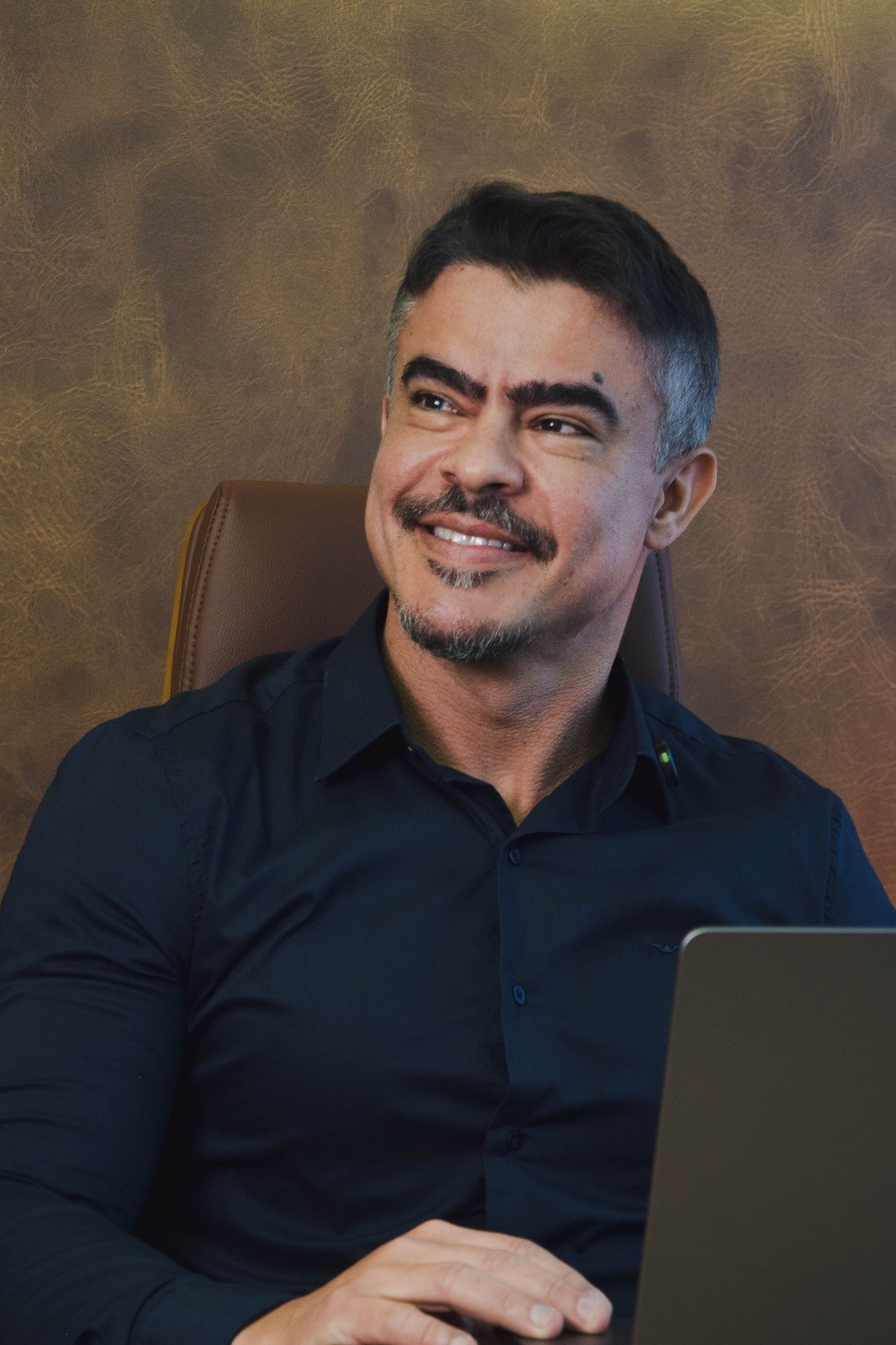 Dr. Marcelo Ribeiro, urologista, em seu consultório em Uberlândia