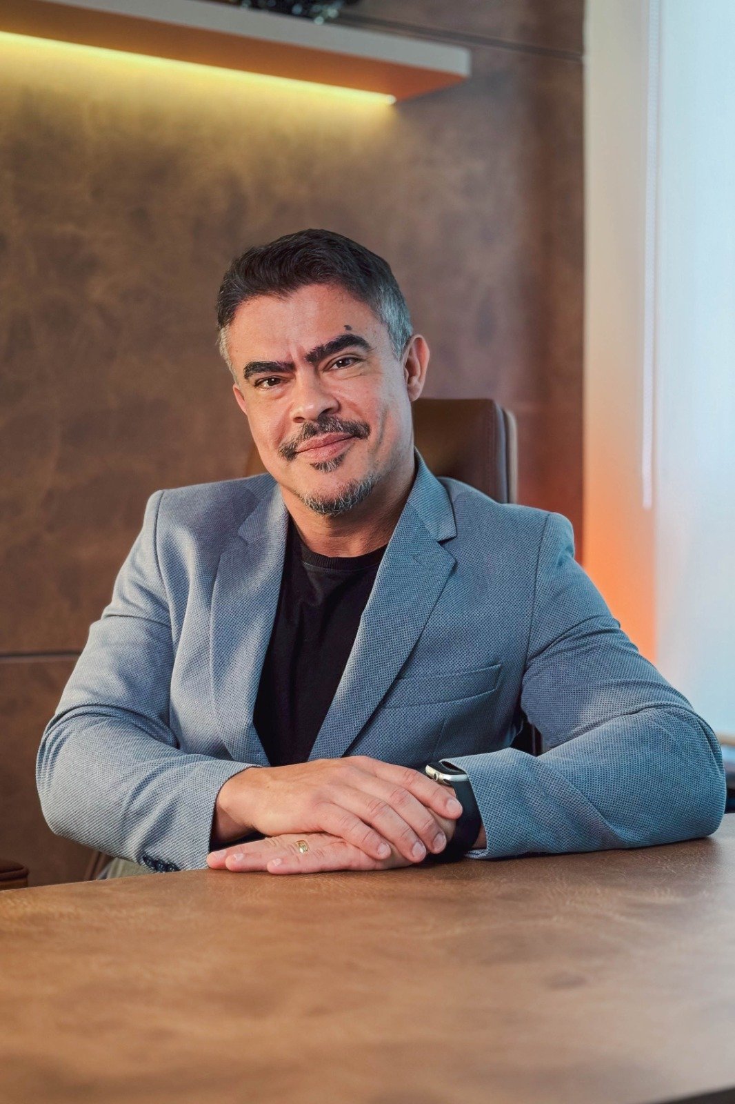 Dr. Marcelo Ribeiro, urologista, em seu consultório em Uberlândia